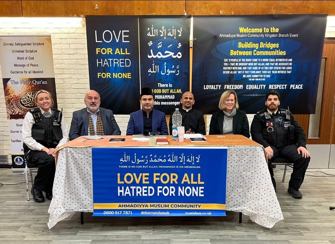 AhmadiyyaKings1's tweet photo. Kingston #Ahmadiyya InterFaith event updates:

Was an honour &amp; privilege having strong representation from #Kingston police @MPSKingston. Your presence &amp; contribution was very much appreciated by both organisers &amp; attendees. @SurreyPolice @AhmadiyyaUK @RBKingston @EdwardJDavey https://t.co/VC3jdBKyV5