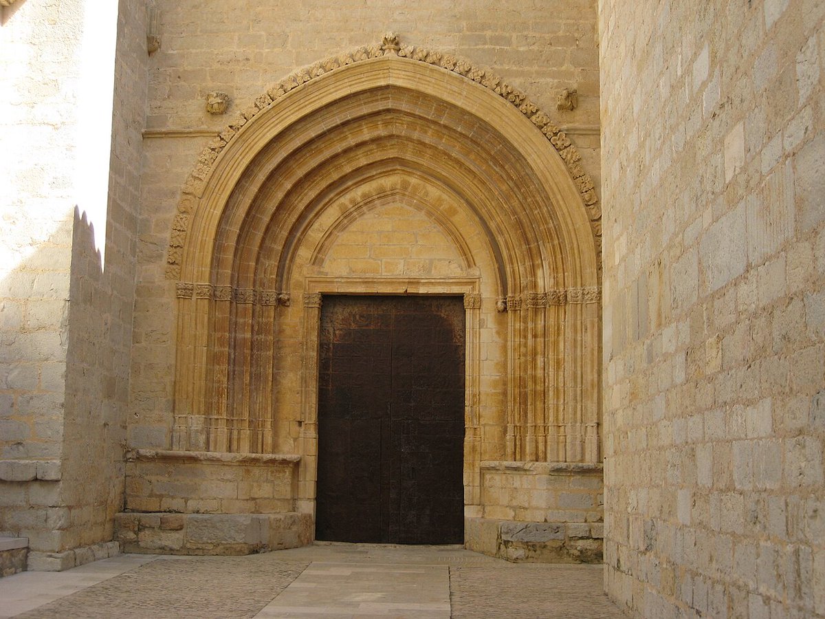 SANT MATEU Castellò de la Plana. 1257 primer esment. Bisbat de Tortosa.

Un dels edificis romànic - gòtics més importants del País Valencià, construït sota els auspicis de lOrdre de lHospital.
L'església arxiprestal de Sant Mateu és un temple catòlic al centre de la població de