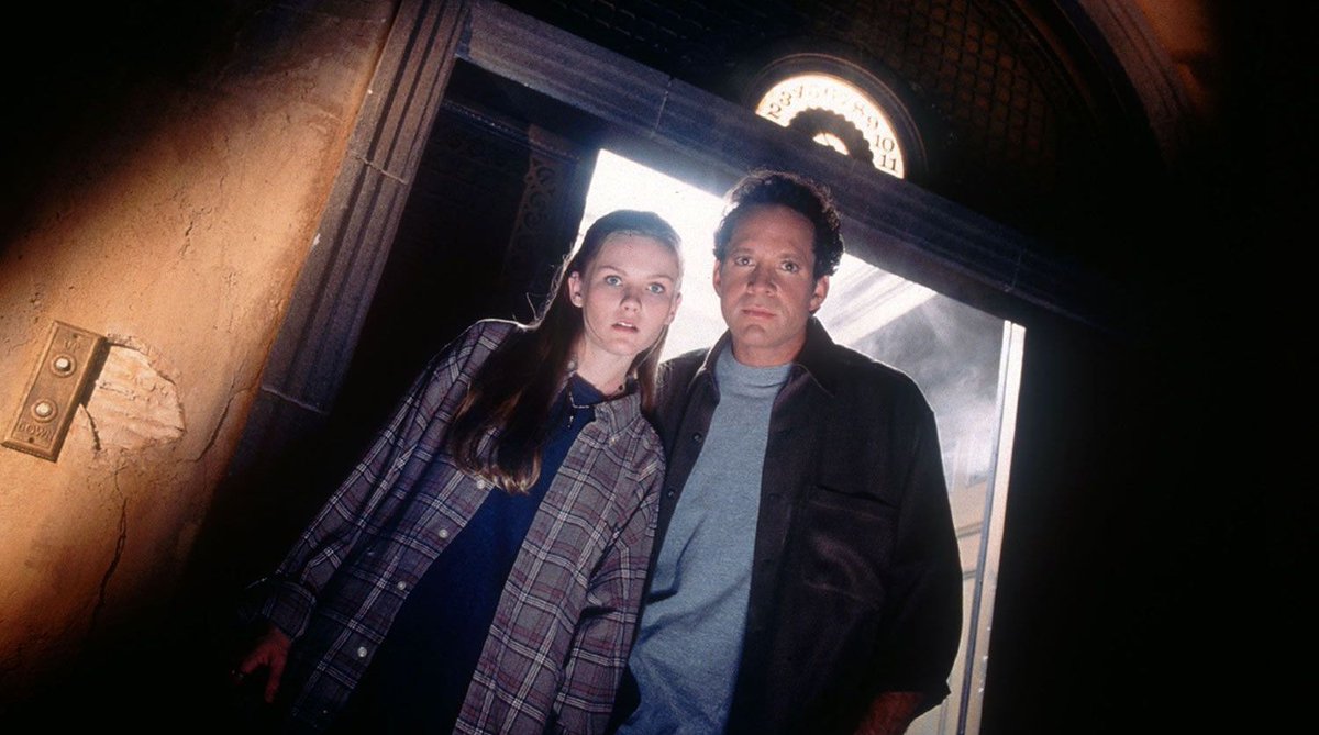DisneyReact's tweet image. 🎂 Hoy se cumplen 27 años del estreno de 'Tower of Terror', la primera película basada en una atracción producida por Disney
Estuvo protagonizada por Steve Guttenberg y Kirsten Dunst y grabada en la propia atracción (tanto la de #Disneyland como la de #DisneyWorld)