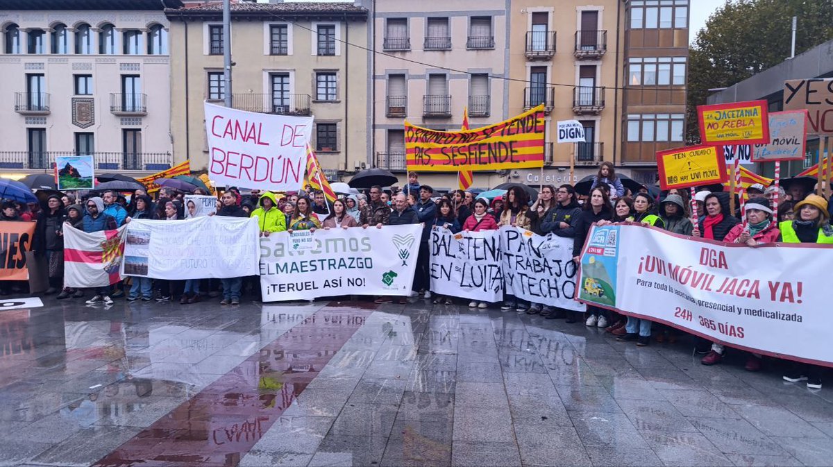 TeruelExiste_'s tweet image. Ayer en la concentración en #Jaca en defensa de las montañas de #Aragón, amenazadas desde el Pirineo al #Maestrazgo.
Manolo Gimeno #teruelexiste llamó al apoyo mutuo &quot;para defender el patrimonio medioambiental que tenemos en Aragón&quot; que &quot;se enfrenta a agresiones gravísimas
