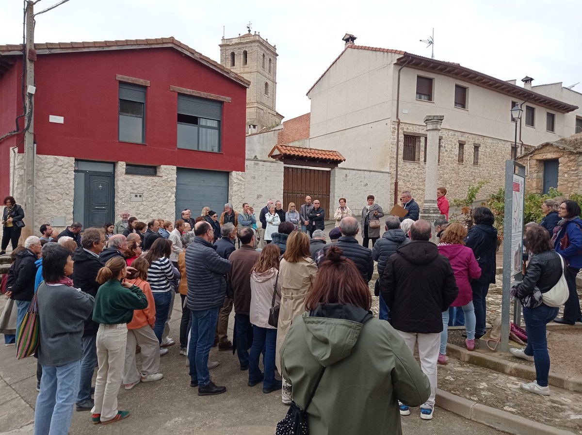 Ayer, sábado 25, reunión de viejos amigos del historiador Carlos Duque, en la plaza de #Mucientes que lleva su nombre. 20 años después de su muerte, recuerdos, emotividad y celebración del legado que dejó en sus libros y en los corazones de tanta gente.