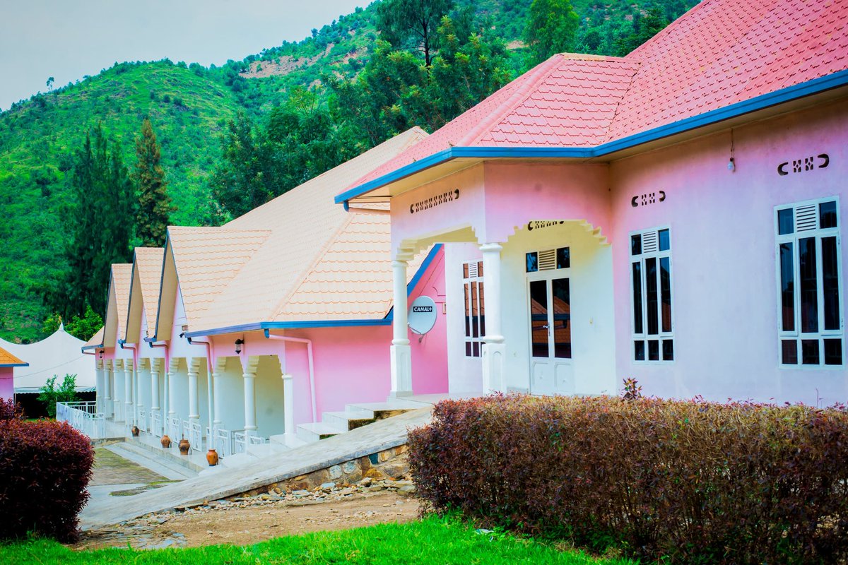 Kay2506's tweet photo. Icyumweru cyiza bavandimwe, muri iyi minsi niba uri gupanga kujya i Karongi dorr ahantu uzarara, ni muri @nsapartements, iyi chambere ubona bayitangira 15k yonyine kandi iyo ubishaka bagukorera dinner na breakfast 😍 

Si ibyo gusa kandi ukeneye na chambre ya 10k, 20k, 25k na 35k barayiguha rwose 😍

Tell a friend to tell a friend ubundi musohokere ku mazi, murisanga. 

Contact: +250780367488
