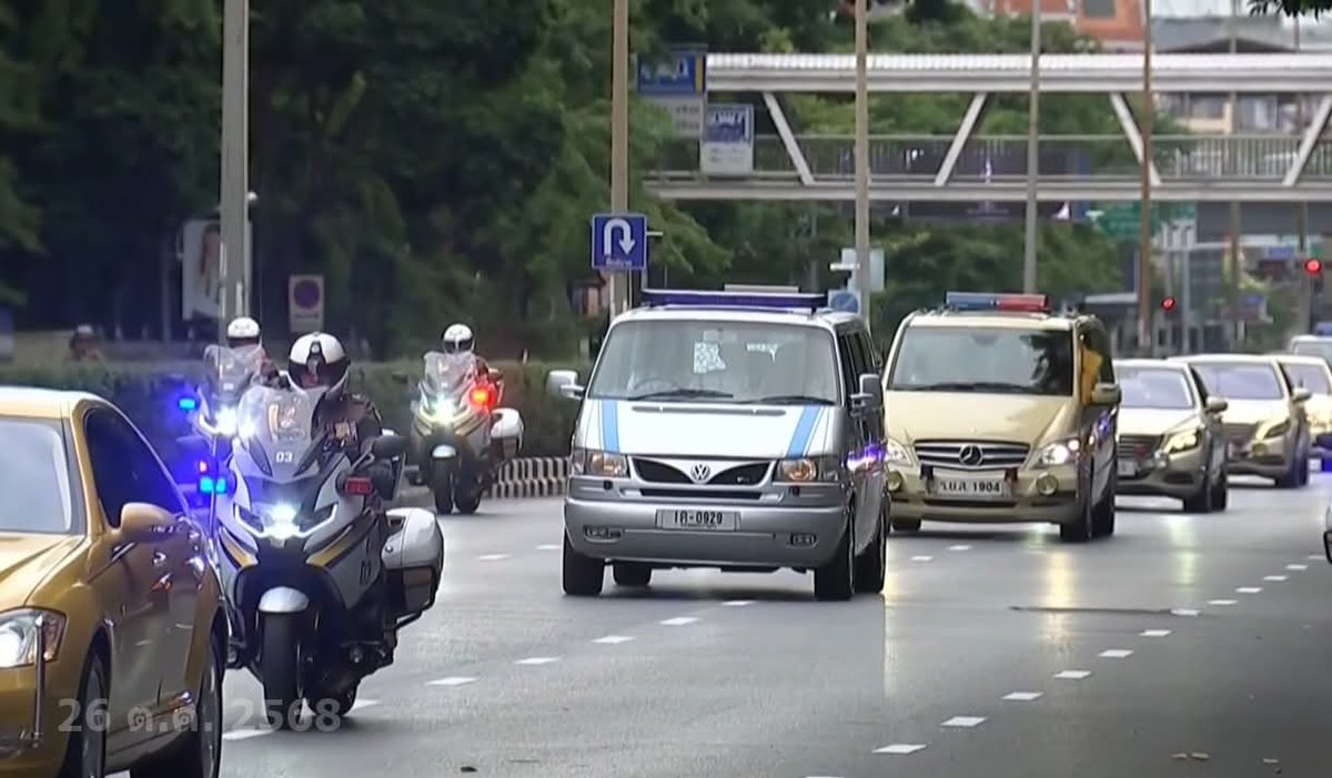 joe_black317's tweet photo. รถยนต์ที่อัญเชิญพระบรมศพ #พระพันปีหลวง ในวันนี้ (รูปซ้าย)
 เป็นรถยนต์คันเดียวที่อัญเชิญพระบรมศพ รัชกาลที่ 9  เมื่อวันที่ 14 ต.ค. 2559 (รูปขวา) https://t.co/JWIBEek2eb