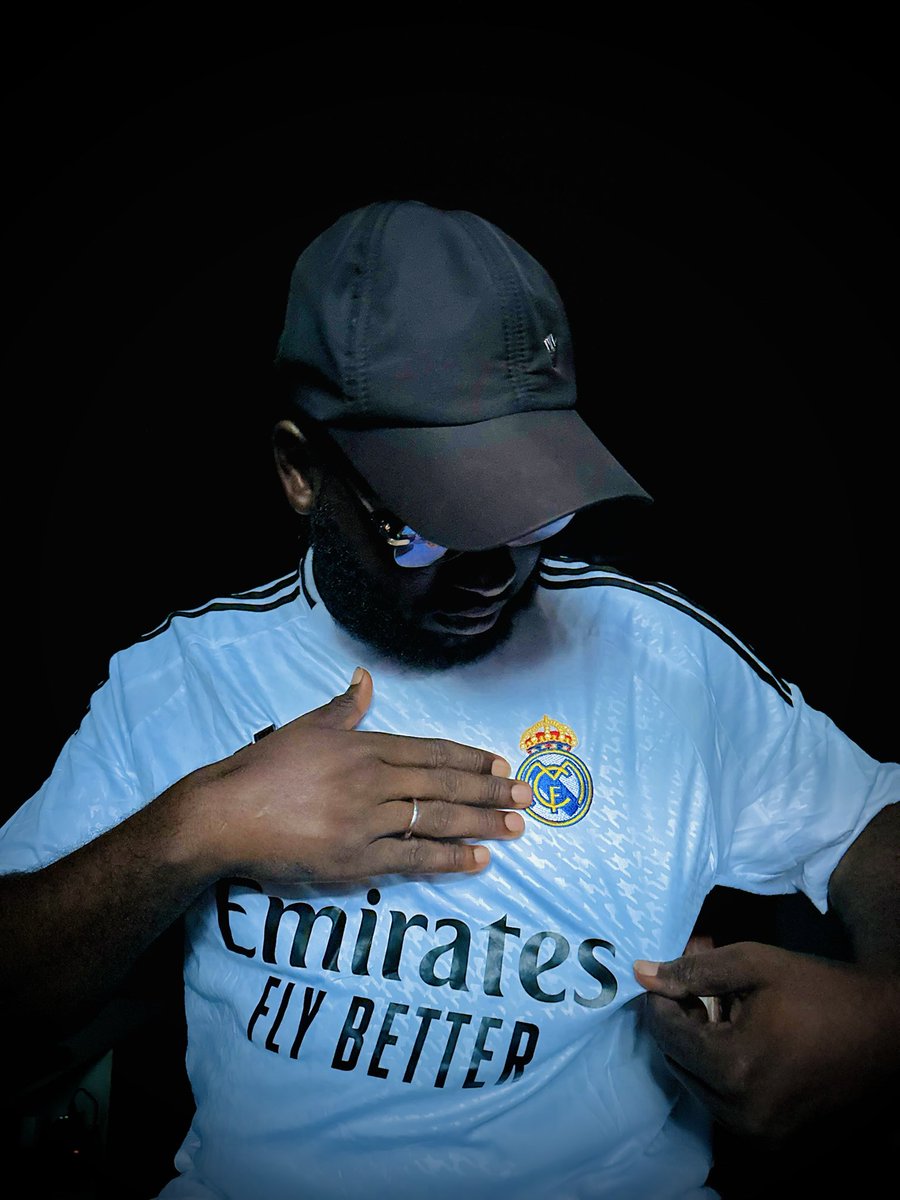 zaMusbeyNe_'s tweet image. Call me a COW If Barcelona somehow manage to defeat Real Madrid, and I’ll completely shave off my beard and burn this jersey. That’s how confident I am that Real Madrid won’t lose. It’s not just a promise, it’s a statement of faith in the team. Vamosss! Hala Madrid.