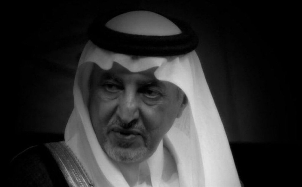 خالد الفيصَل :
ماهقيت ان القمر مثله قمر 
لين شفتك ياشبيه احلى ملاك