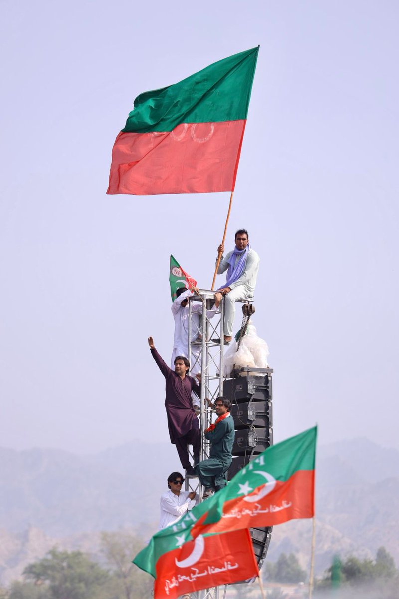 کرک جلسے کی یہ تصویر آج ہر کسی کے ٹائم لائن پر ہونی چاہیئے، اسے کہتے ہیں جنون ♥️