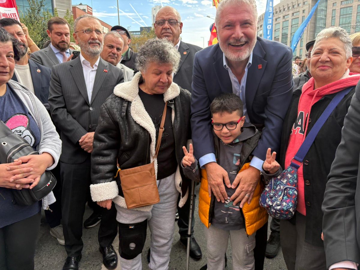 Bugün Cumhurbaşkanı Adayımız Sn. Ekrem İmamoğlu’na <a href="/CBAdayOfisi/">Cumhurbaşkanlığı Aday Ofisi</a> atılan casusluk iftirasına karşı durmak için Genel Başkanımız Sn. <a href="/eczozgurozel/">Özgür Özel</a> ‘in liderliğinde Çağlayan Meydanında toplandık.

Bu güzel pazar gününü İstanbul’lulara zehir eden iradeye karşı onbinler yine adayına