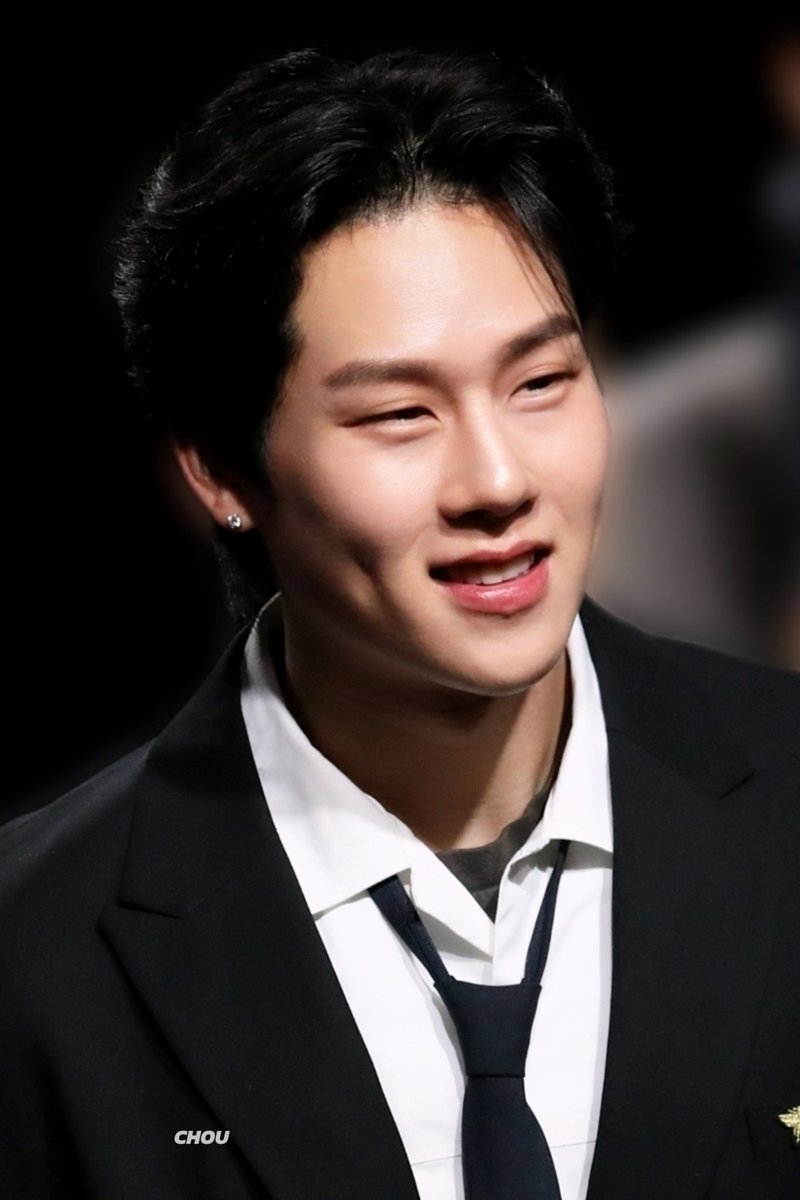 chou6v6_6o6's tweet image. 251026 위드뮤 #주헌 #허니 #JOOHONEY #MONSTAX #MONSTA_X

오 나의 헌님...ㅜ....
모두가 감탄하는 와중에 이런건 넥타이를 풀어야 한다며 살짝 풀고 입는건 대체...
우리 숨 좀 쉴 수 있게 해주세요🧎‍♀️