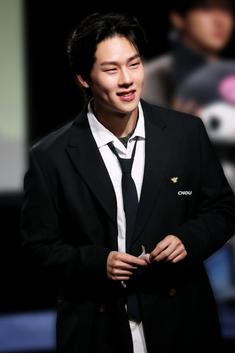 chou6v6_6o6's tweet image. 251026 위드뮤 #주헌 #허니 #JOOHONEY #MONSTAX #MONSTA_X

오 나의 헌님...ㅜ....
모두가 감탄하는 와중에 이런건 넥타이를 풀어야 한다며 살짝 풀고 입는건 대체...
우리 숨 좀 쉴 수 있게 해주세요🧎‍♀️