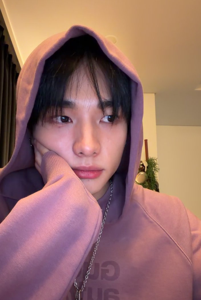 hyunieluvbot's tweet image. on.🖤                                  off.🩷