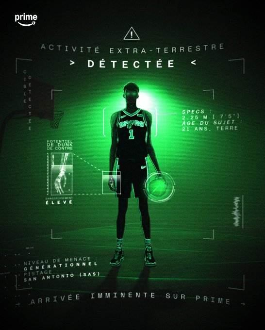 Green holographic interface overlay on a standing basketball player in Brooklyn Nets jersey number 1 holding a glowing basketball, with French text labels for extraterrestrial activity detection, player stats including height 2.21m, weight 97kg, age 21 years, teams Brooklyn Nets (BKN) and San Antonio Spurs (SAS), and arrival imminent on Prime.