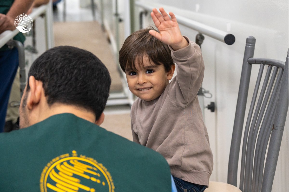 KSRelief's tweet photo. بين يدٍ صغيرة تلوّح للأمل، ويدٍ أخرى تمتدّ بالعطاء، تُكتب قصة إنسانية جديدة

#عدسة_الإنسانية https://t.co/8VuRh7QRNm