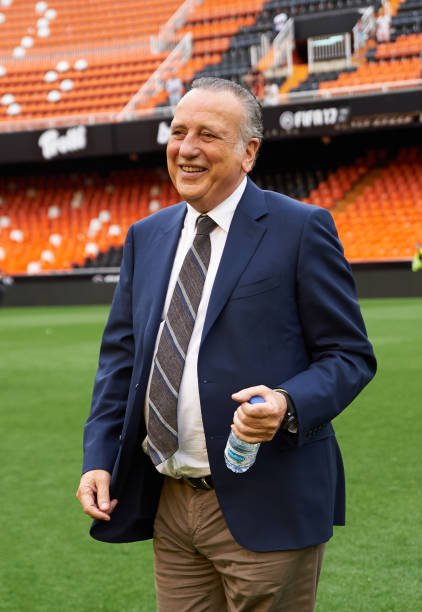 solofichajes123's tweet photo. 🗣️El periodista Rubén Martín en @Cope: "¿Y si la familia Roig hubiera elegido el @ValenciaCF en vez del @VillarrealCF? Imagínate con el potencial que tiene esta ciudad y esta afición, porque Vila-real por potencial debería estar jugando con el Onda y el @CD_Almazora" https://t.co/lZdRH70OTZ