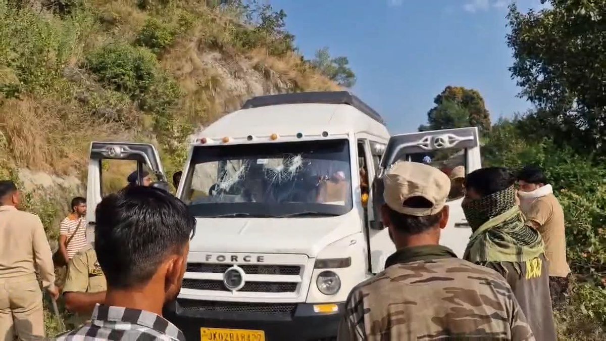 GulistanNewsTV's tweet image. Police have registered a case against a group of Christian missionaries accused of attempting to convert local villagers to Christianity by offering them false assurances of relief from poverty and illness.
#ConversionCase #ChristianMissionaries #ReligiousConversion #PoliceAction…