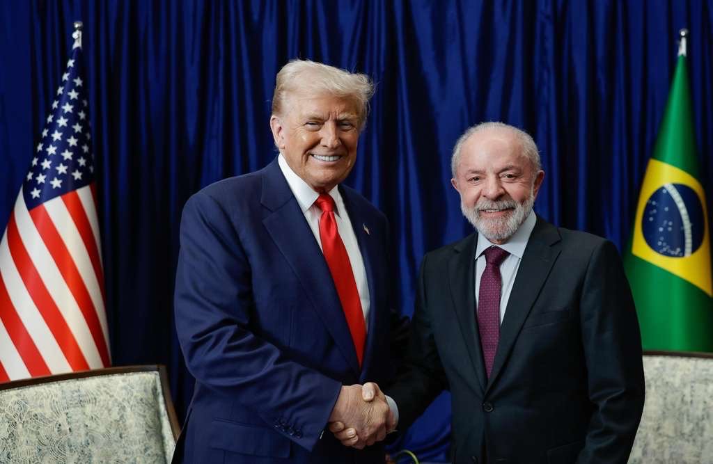 erikakokay's tweet photo. BRASIL DE CABEÇA ERGUIDA!

A extrema direita queria que Trump humilhasse Lula, e consequentemente humilhasse o Brasil. Ela própria é que está saindo humilhada deste processo. Lula é respeitado porque se dá ao respeito. O Brasil é soberano e tem estadista! https://t.co/hkhQBNREBC