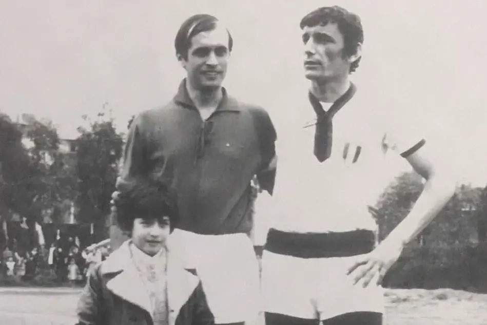 CagliariCalcio's tweet photo. Il Cagliari Calcio esprime il proprio cordoglio per la scomparsa di Nino Falchi. Ex calciatore rossoblù, decano del Club e del calcio sardo. Un grande personaggio che ha contribuito alla crescita di tutto il movimento isolano e del Cagliari prima dello sbarco in Serie A. https://t.co/EbwlpSQjk1