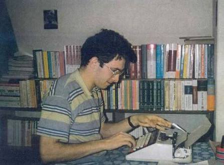 Z. Ekin Karabay'ın Varlık'ta yayımlanan, "Şubatta Saklambaç" kitabında yer almayan "Çiçek" şiiri: 

"toprağa değen su dokununca anlatır
elinde kalan mektubu, durula

gözlerini sakındığın yarına
çiçek sandığın kadar açacaktır"