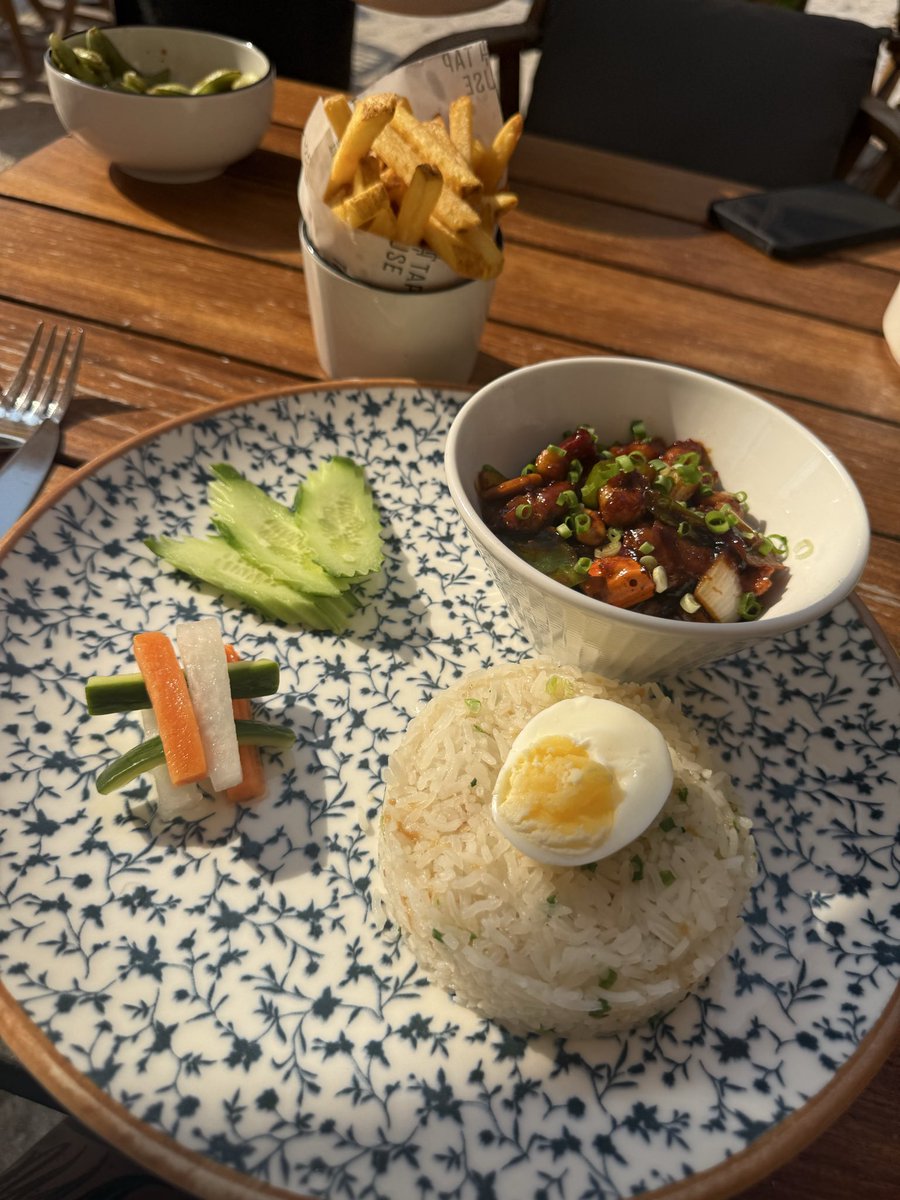 brattybrunettex's tweet photo. Lunch at the beach club.. who’s being a good little boy and reimbursing?  @fitnessbarbiiex https://t.co/ygyp0OiH4Z