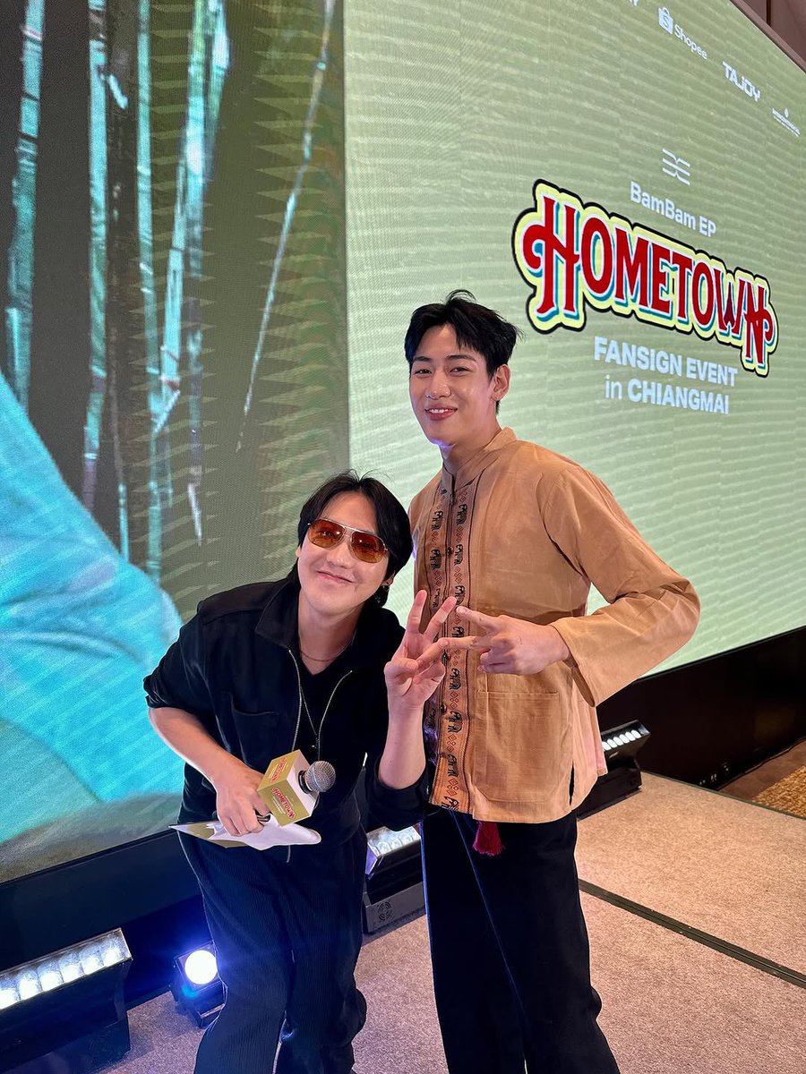 BamBamBooster's tweet photo. 251026 | ©️ dongsira’s IG Update (1/2)
ตะลุยเชียงใหม่กับพี่กันต์ ^^
💚💚💚💚
BAMBAM HOMETOWN
#BAMBAM
#MCDong
ขอบคุณอากาเซทุกคนนะค้าบ ^^ love love 💚💚💚💚🥰🥰🥰🥰 #igot7 #got7 🎉🎉🎉🎉
#BamBamFansignCHIANGMAI
#HOMETOWN_in_CHIANGMAI
#แบมแบม #뱀뱀 #HOMETOWN @BamBam1A https://t.co/CGNeeM479l