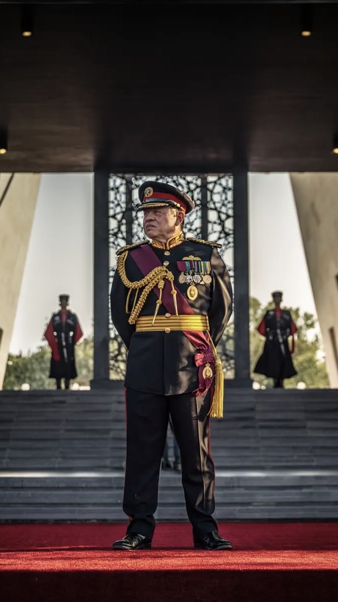 يتساءل بعضكم كيف يشعر الملك؟ أيقلق الملك؟
نعم، يقلق الملك، لكن لا يخاف إلا الله. ولا يهاب شيئا وفي ظهره "أردني" 🇯🇴