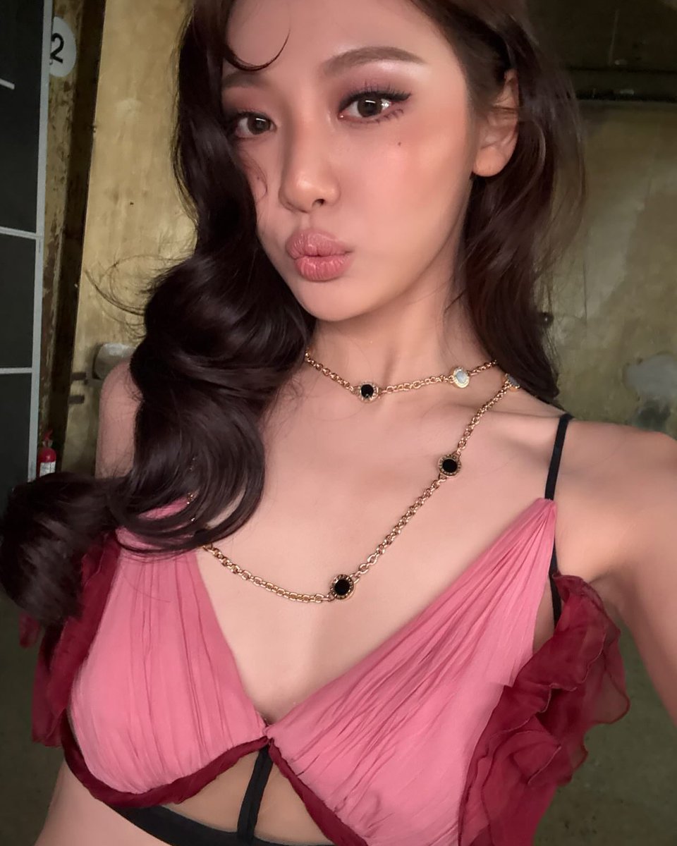 these ningning selfies sit at the same table