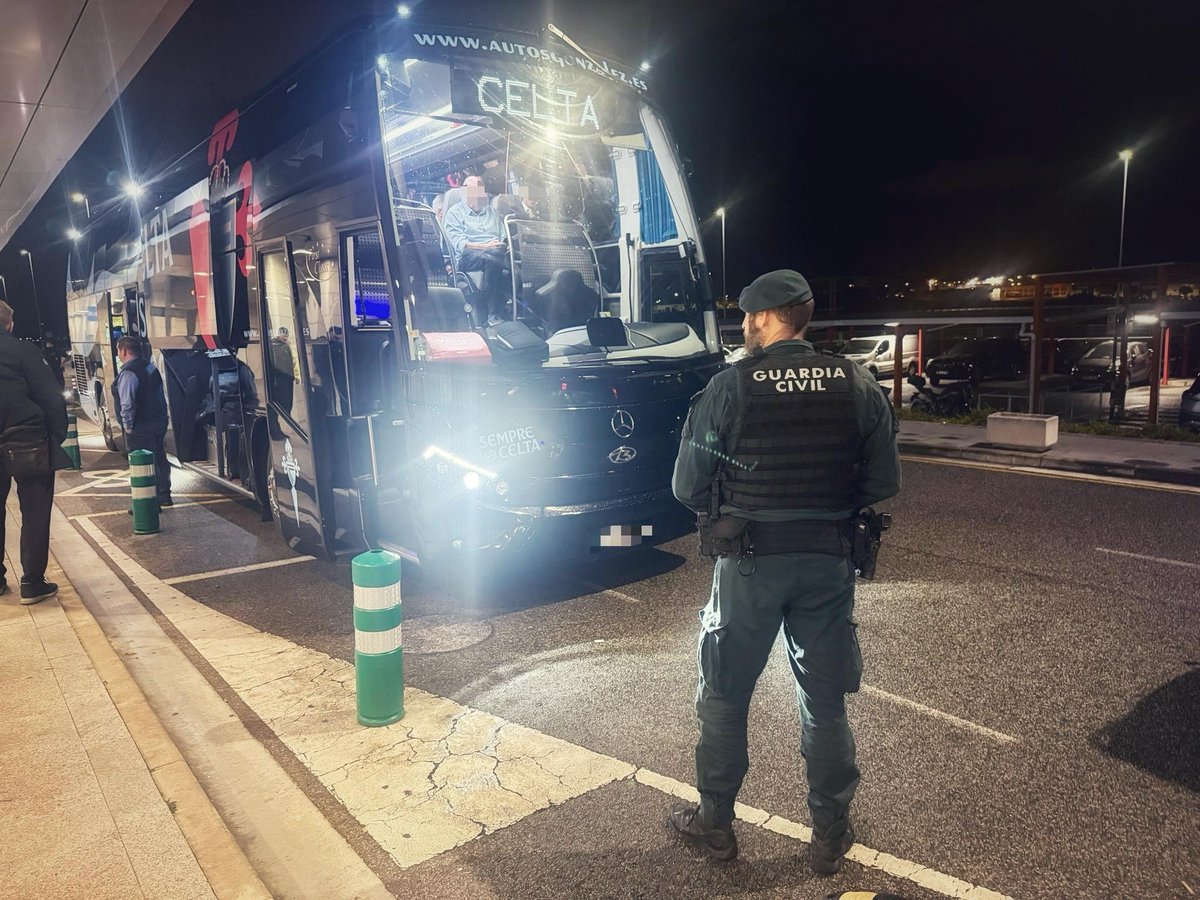 NavarraGC's tweet photo. 🚔 Dispositivo de seguridad de la Guardia Civil durante la llegada Del Real Club Celta de Vigo ⚽️ para disputar el partido contra el Club Atlético Osasuna a las 18:30 en el estadio de El Sadar
#usecic #serviciofiscal #guardiacivildenavarra https://t.co/KqPrjr1XMu