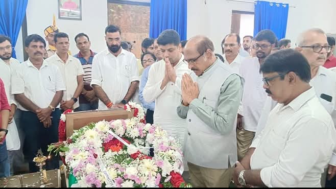 DivyakumarGoa's tweet photo. Shameful and disgraceful! @DamuNaik stooped to petty politics even at the 12th-day prayer meet of Late Shri Ravi Naik. While @amitspatkar, @Manikrao_INC ji came with respect to pay tributes, Damu chose to play politics over condolences — an absolute insult to decency and humanity https://t.co/QqgJXuhOr2
