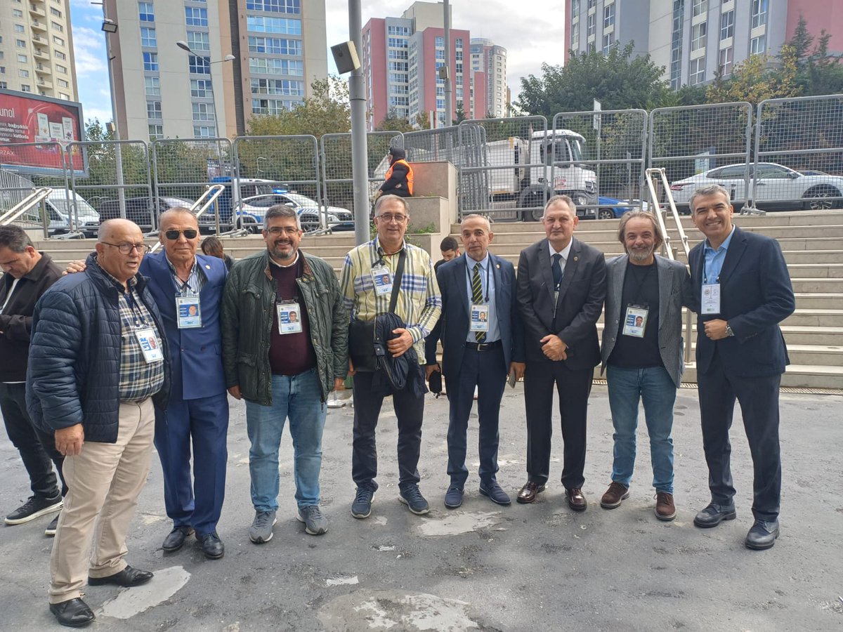 “Gerçek sevgi, mesafeleri aşar.”
Mesafeler, dostlukları uzaklaştırmaz.
Bazen yanıbaşınızda olanlar uzaktır.
Bazen Dünya'nın öbür ucunda olsalarda yanınızdadır.
İşte fotoğrafta hep kalbimin içinde en müstesna yere koyduklarım.
İyi ki varlarım.
Kiminin ellerini saygıyla öperim,