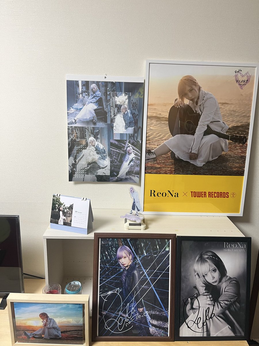 ReoNa_ASCA_go's tweet image. 額買ってポスター収めた✨

フック買い忘れたから立てかけてるけど
デカい！
インパクトあり過ぎる🤭

これを機に額買って全部飾ろう！
他にB2ポスター2個ある…
場所問題が…

#ReoNa