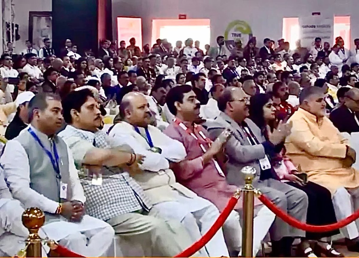 आज इंदिरापुरम, साहिबाबाद में महामहिम राष्ट्रपति श्रीमती द्रौपदी मुर्मु जी द्वारा यशोदा मेडिसिटी के भव्य उद्घाटन समारोह में सम्मिलित हुआ।

अत्याधुनिक चिकित्सा सुविधाओं से सुसज्जित यह संस्थान प्रदेश की स्वास्थ्य सेवाओं को नई दिशा एवं गति प्रदान करेगा।

इस अवसर पर मा० रक्षा मंत्री
