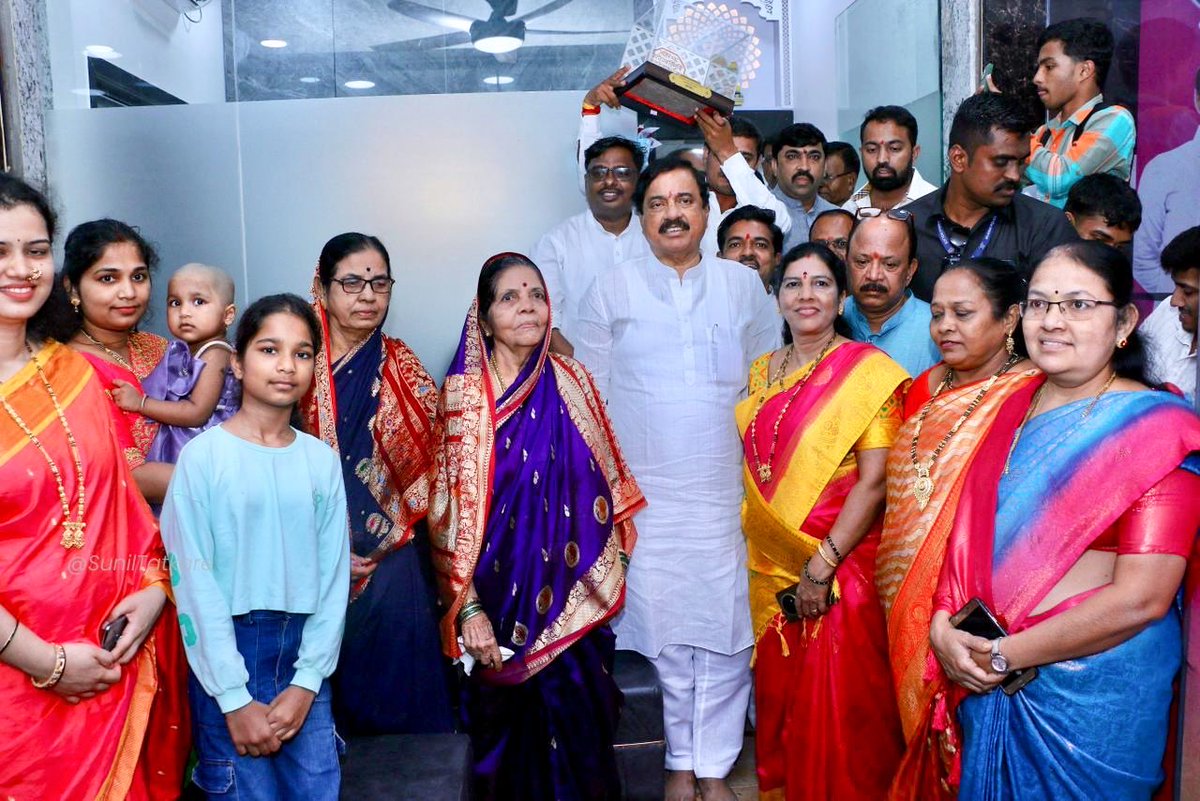 आज खोपोली येथे राष्ट्रवादी काँग्रेस पक्षाचे प्रदेश उपाध्यक्ष डॉ. श्री. सुनील पाटील यांच्या जनसंपर्क कार्यालयाचे उद्घाटन माझ्या हस्ते संपन्न झाले. याप्रसंगी डॉ. पाटील यांच्या जनसंपर्क कार्यालयाच्या माध्यमातून सर्वसामान्य जनतेच्या हिताचे, पक्षबांधणीसाठी आणि राष्ट्रवादी