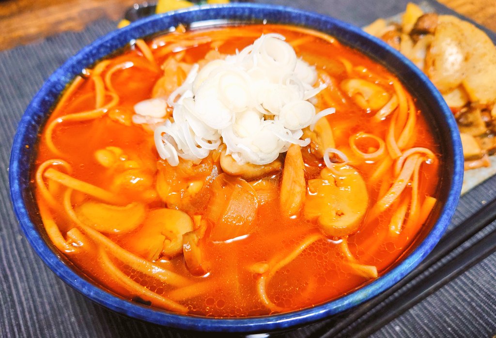 本日の晩ご飯

トマトかけ蕎麦
和風ジャーマンポテト
きゅうりの醤油漬け

今日は和とイタリアンの融合
鶏肉 マッシュルーム 玉ねぎをフライパンで炒めてそばつゆに入れて軽く煮る
トマトジュースを入れてさらに弱火でじっくり
ベースの味がしっかりしてるしトマトが結構合う味に🍅

 #おうちごはん