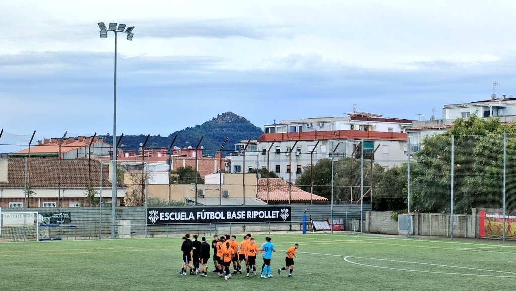 somdelhospi's tweet photo. #Saludos des de l'Industrial, a Ripollet. Matí de #3cat7 amb aquest @EscuelaRipollet - Escola Pia Terrassa. Minut 2, 0-0 al marcador.
#TheCatalanGroundhopper #FutbolCat #groundhopping https://t.co/0Xymnle4JU