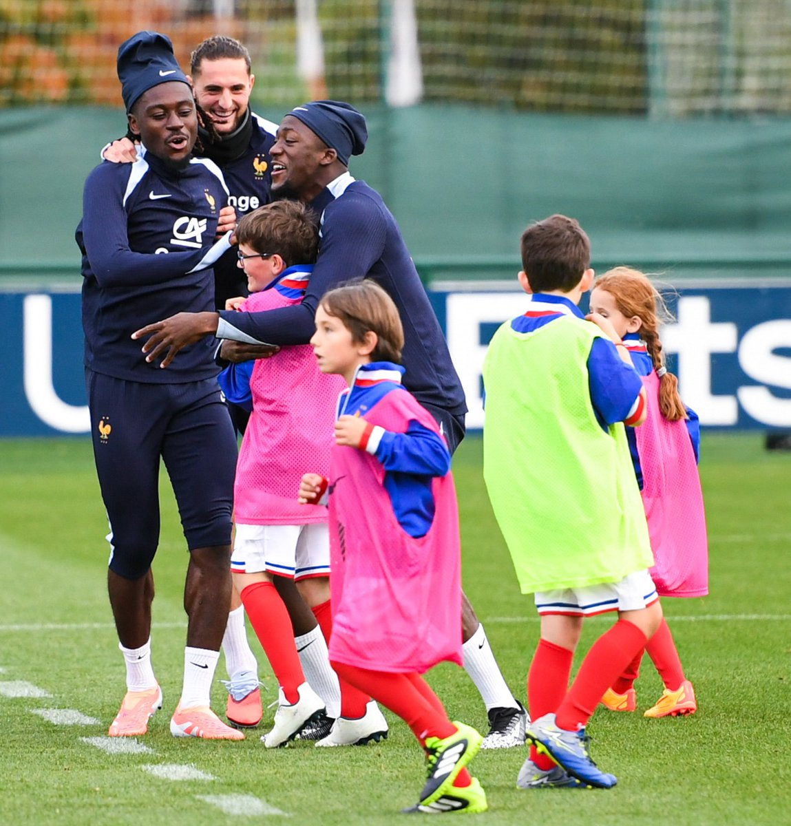 🤩 Le discours Ibrahima Konaté sur la France… 𝗠𝗔𝗚𝗡𝗜𝗙𝗜𝗤𝗨𝗘 : 

« 𝗝𝗘 𝗡𝗘 𝗥𝗘𝗠𝗘𝗥𝗖𝗜𝗘𝗥𝗔𝗜 𝗝𝗔𝗠𝗔𝗜𝗦 𝗔𝗦𝗦𝗘𝗭 𝗟𝗔 𝗙𝗥𝗔𝗡𝗖𝗘 🇫🇷, 𝗖𝗘 𝗠𝗔𝗚𝗡𝗜𝗙𝗜𝗤𝗨𝗘 𝗣𝗔𝗬𝗦 𝗔 𝗔𝗜𝗗𝗘́ 𝗠𝗘𝗦 𝗣𝗔𝗥𝗘𝗡𝗧𝗦 𝗔̀ 𝗔𝗩𝗔𝗡𝗖𝗘𝗥. 🥹❤️

Mes parents ont débarqué du