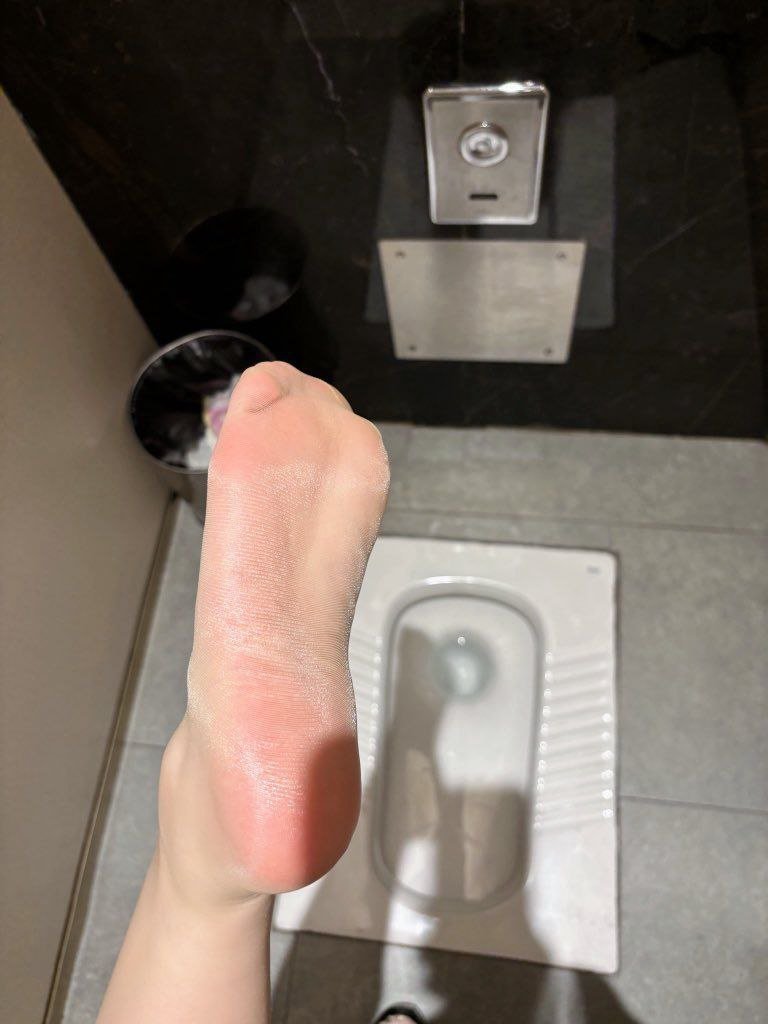 穿高跟鞋在没有马桶的地方上厕所真是折磨 每次都要把地板擦干净然后脱鞋...