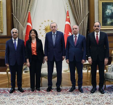 #SONDAKİKA Dem İmrali Heyeti Cumhurbaşkanı ile görüşecek.

Dem Parti, Pervin Buldan ve Mithat Sancar’ın 30 Ekim Perşembe günü Cumhurbaşkanlığı Külliyesi’nde Cumhurbaşkanı Recep Tayyip Erdoğan ile görüşeceğini açıkladı. 

Görüşmenin saatinin daha sonra bildirileceği paylaşıldı.