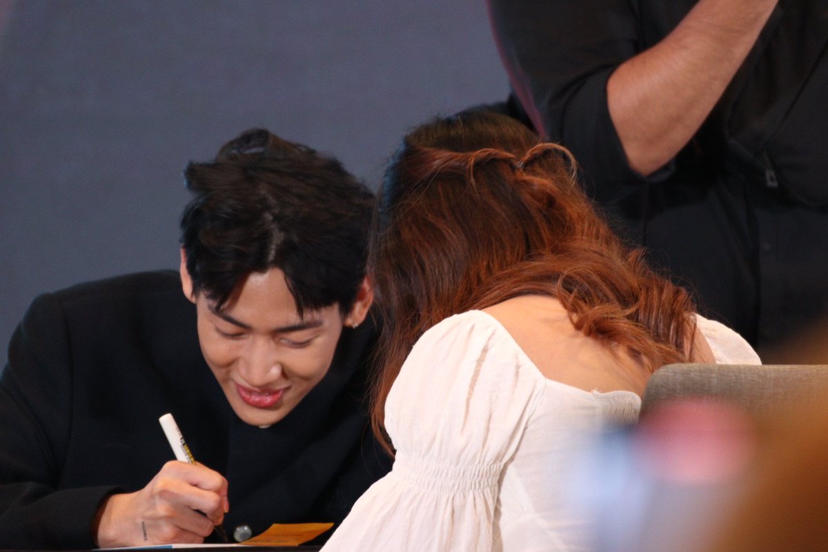 AmPere0509's tweet photo. ถ่ายตอน group photo + sign ไว้ดูได้ในไดร์ฟนะ จะทยอยๆอัพ

อาจไม่ครบทุกคน ขออภัยค่ะ

ปล.ชัดบ้าง เบลอบ้าง ห่างกล้องมานาน
🎁 https://t.co/dKIpOhzSYB

#BamBamFansignCHIANGMAI
#HOMETOWN_in_CHIANGMAI #BamBam https://t.co/zIZ5E3R96l