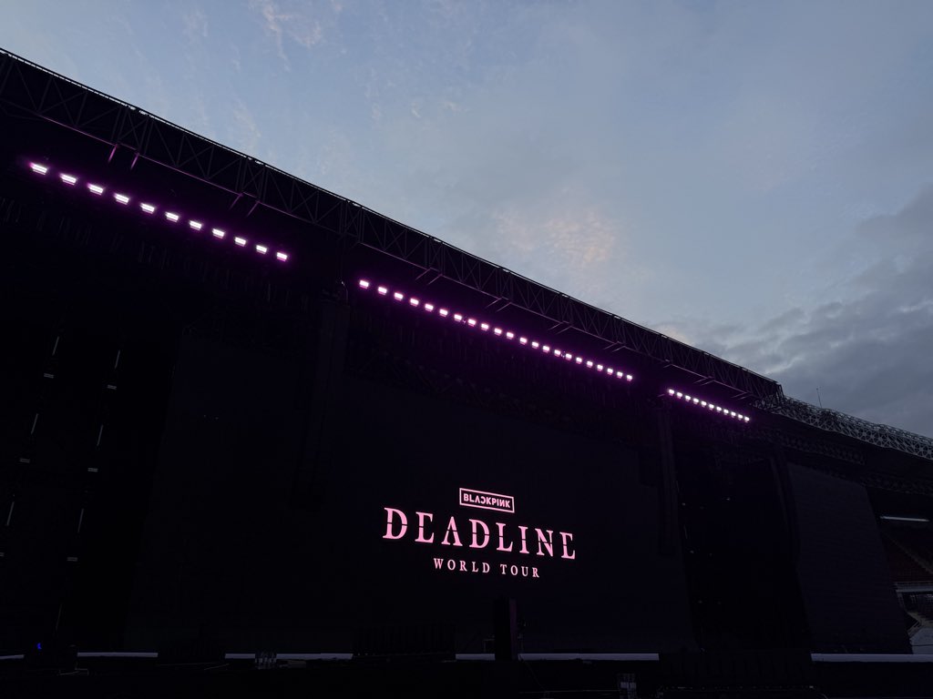 dave_adev's tweet image. เกาะขอบเวทีแล้ว  #DEADLINE_IN_BANGKOK