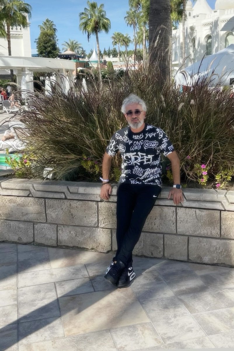 Hiçbir şeyini özel bir gün için saklama.
Nefes aldığın ve yaşadığın her gün özeldir kıymetini bil...demiş üstad.