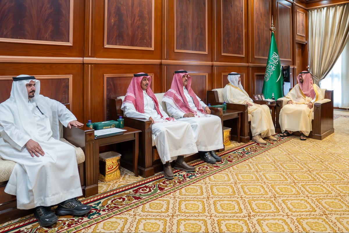 نيابة عن سمو #أمير_منطقة_حائل سمو #نائب_أمير_منطقة_حائل يدشن فعالية موسم التشجير الوطني 2025 في نسخته الثانية، لتعزيز الاستدامة البيئية وذلك خلال استقباله مدير عام المركز الوطني لتنمية الغطاء النباتي ومكافحة التصحر بالمنطقة د.عبدالله البريكي ومسؤولي المركز.