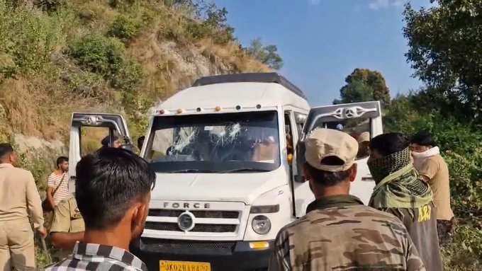 NewspointjK's tweet image. Police have registered a case against a group of Christian missionaries accused of attempting to convert local villagers to Christianity by offering them false assurances of relief from poverty and illness.

#ConversionCase #ChristianMissionaries #ReligiousConversion…