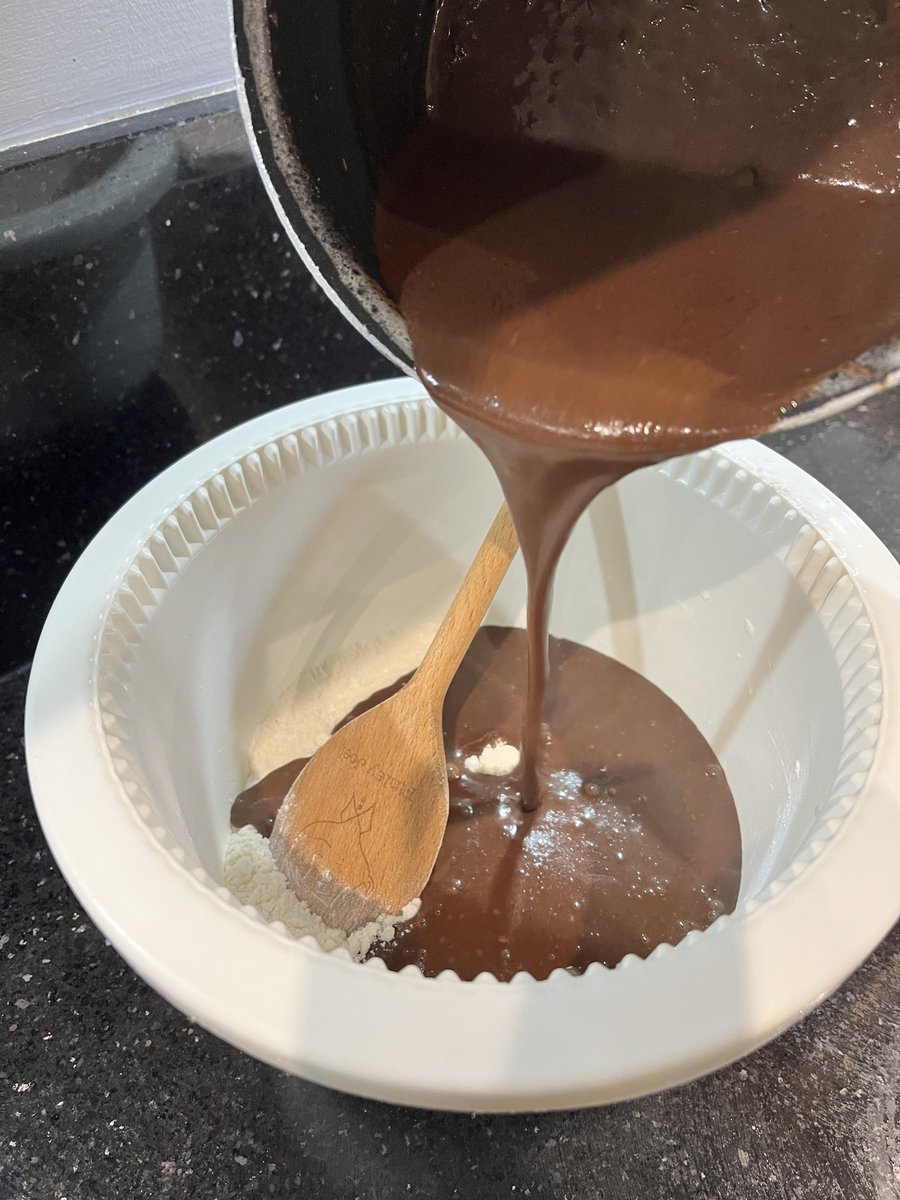 lee_wilkinson2's tweet image. 💥 🍫 An alternative pudding which is dairy freel. This chocolate and biscoff mousse cake is a straightforward chocolate cake base covered in biscoff flavoured mousse. Enjoy!  ☺️
 
🌟💫 Recipe here: vm.tiktok.com/ZNdcy89sh/
 
#WilkoCooks #Homemade #DairyFree #Biscoff #FYP