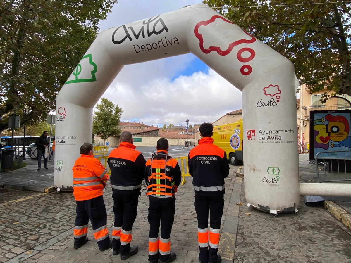 EmergenciaAvila's tweet image. Este #domingo os estamos acompañando en la Carrera Popular Arrabal de San Nicolás con efectivos de #PolicíaLocalAV y @ProteCivilAvila