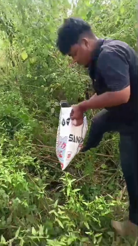 otvkhabar's tweet image. #ବୁଦାମୂଳରୁ_ନବଜାତ_ଉଦ୍ଧାର
-ବ୍ରହ୍ମପୁର: ବୁଦାମୂଳରୁ ବ୍ୟାଗ ଭିତରୁ ମିଳିଲା ନବଜାତ ପୁତ୍ର
-ଗୋପାଳପୁର ଥାନା ରାମଚନ୍ଦ୍ରପୁର ନିକଟ ବୁଦା ମୂଳରୁ ଉଦ୍ଧାର
-ଚାଇଲ୍ଡ ଲାଇନ୍ ଓ ଜିଲ୍ଲା ଶିଶୁ ସୁରକ୍ଷା ଅଧିକାରୀଙ୍କ ଦ୍ବାରା ଉଦ୍ଧାର
-ପିମ୍ପୁଡ଼ି କାମୁଡ଼ି ଦେଇଥିବାରୁ ଶରୀର ଅସୁସ୍ଥ, ଏମ୍‌କେସିଜିରେ ଭର୍ତ୍ତି
#Newborn #Rescue #ChildLine