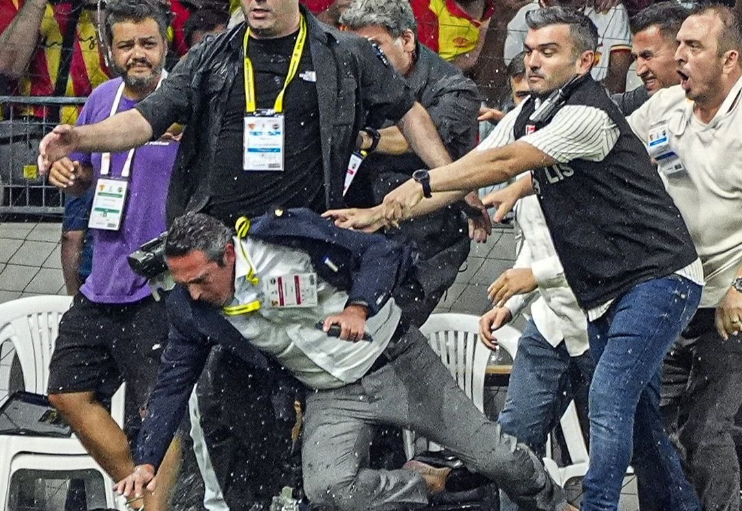 Bizim sosyal medya paylasiminin altinda bugun bizi ovenler yarin kendileri ile oynarken bizi onun bunun arka bahcesi olmakla suclayacaklar.
Bu kulubun ve taraftarinin size karsi olan tutumu her zaman nettir.