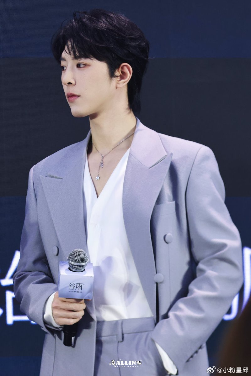 He looks just like a dream, the prettiest boy I've ever seen 🥺