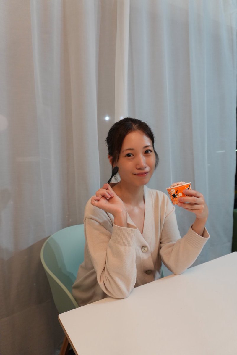 モコ　　朝長美桜セット ◇朝長美桜、実業家の夫とツーショット【写真】：中日スポーツ・東京中