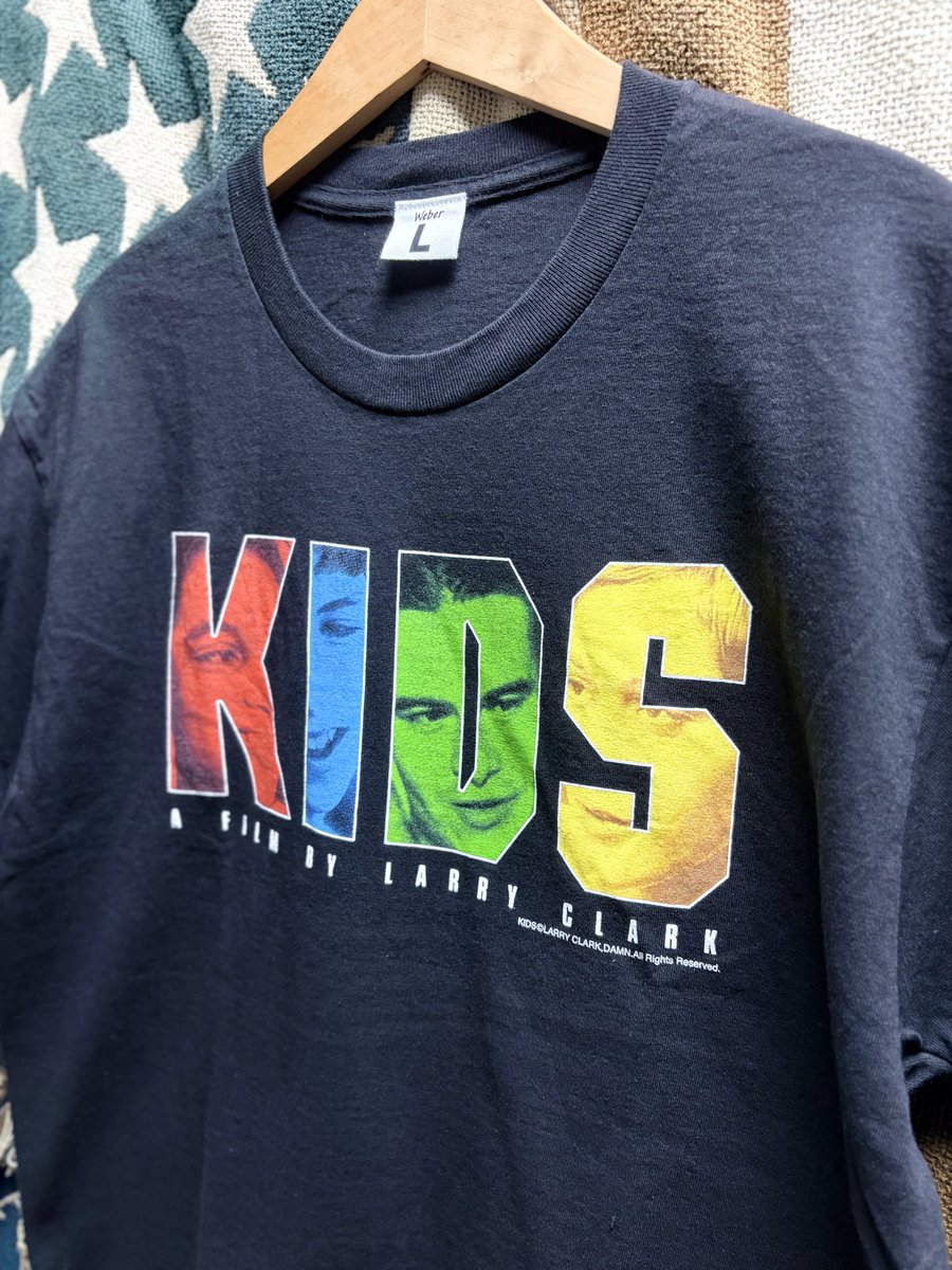 tinyrecords's tweet image. 高一の頃に学校サボって観に行った思い出深き映画🎞️
ってこともあり、デッキ＆Tシャツを購入。

題材がスケートキッズなのに、音楽がルーバーロウ関連まみれなのが最高にイカすと当時も今も思う◎

昨日ストーリーズであげたら、ラリークラークがシェアしてくれて興奮したぜ❤️‍🔥