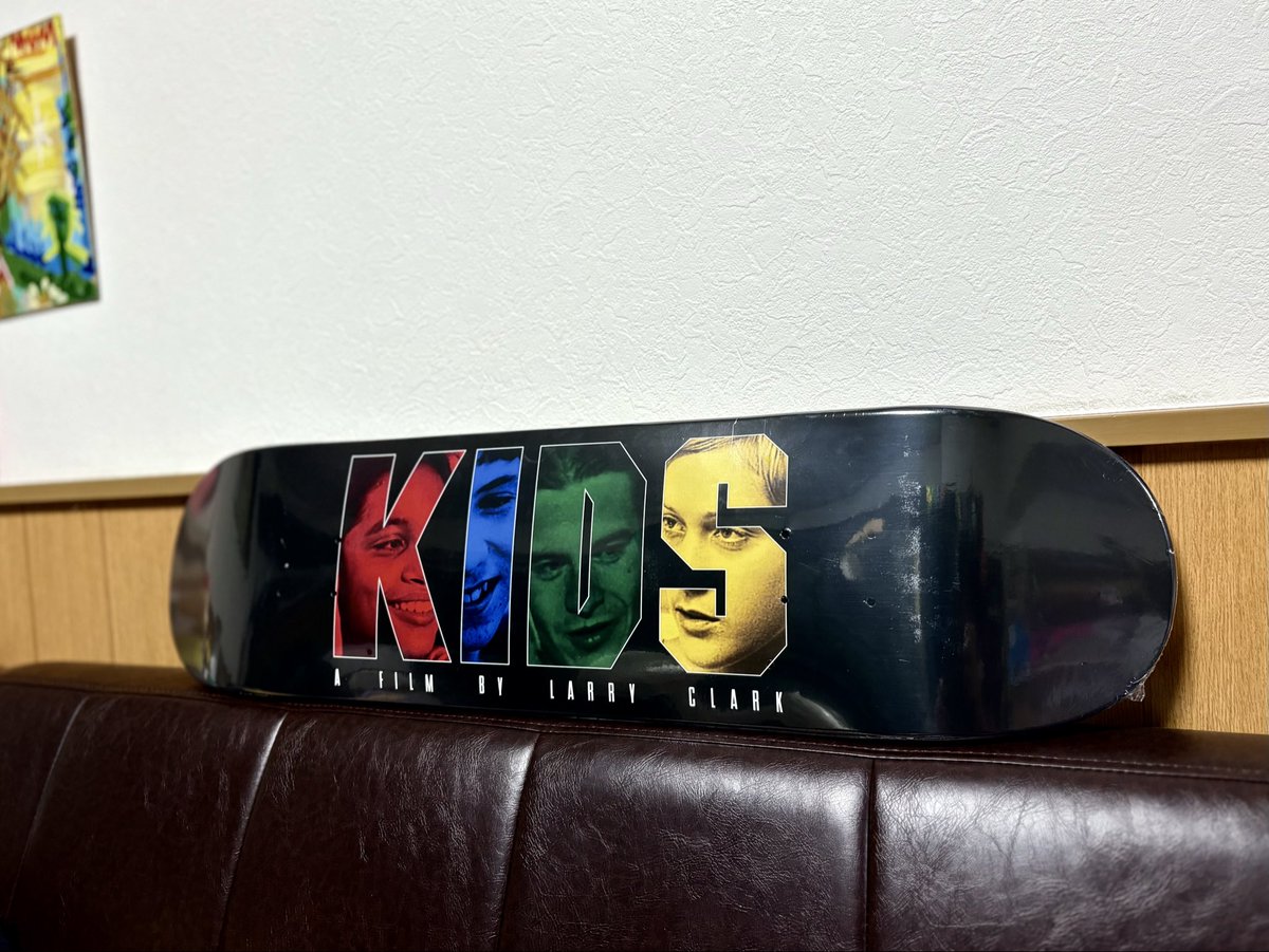 tinyrecords's tweet image. 高一の頃に学校サボって観に行った思い出深き映画🎞️
ってこともあり、デッキ＆Tシャツを購入。

題材がスケートキッズなのに、音楽がルーバーロウ関連まみれなのが最高にイカすと当時も今も思う◎

昨日ストーリーズであげたら、ラリークラークがシェアしてくれて興奮したぜ❤️‍🔥