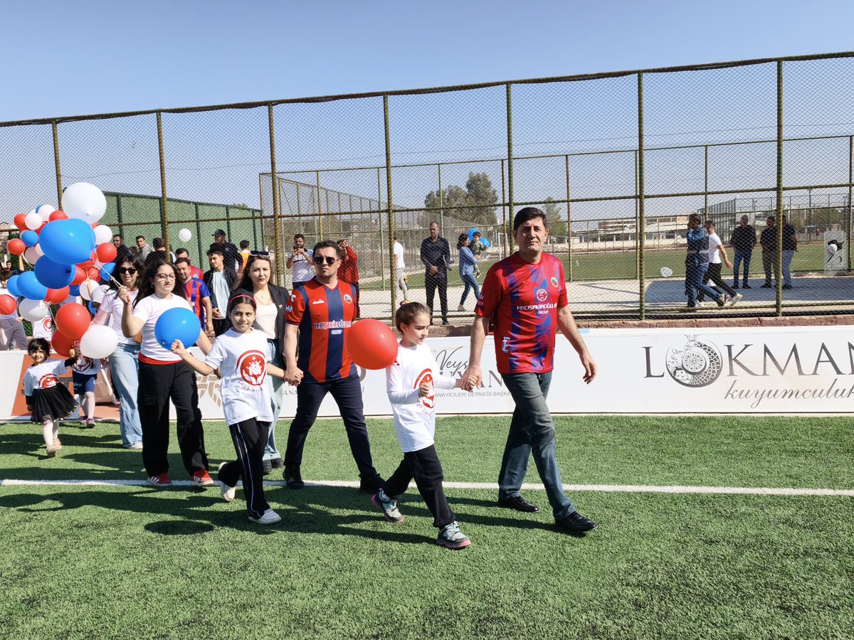 Sn.Cumhurbaşkanımızın ilan ettiği “2025 Aile Yılı”kapsamında;Artuklu Kaymakamlığı ve İl MEM öncülüğünde,Artuklu İlçe MEM tarafından yürütülen “Sahada Dostluk, Tribünde Aile”projesi başladı. Destekleri için Sn.Valimiz <a href="/tuncay_akkoyun/">Tuncay Akkoyun</a>’a ve Mardinspor’a teşekkür ederiz
<a href="/Yusuf__Tekin/">Yusuf Tekin</a>